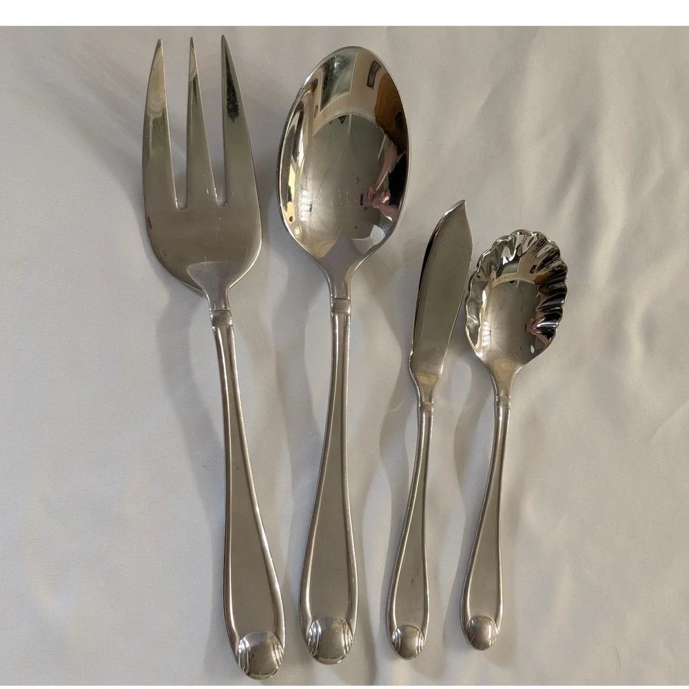 Oneida Silver Satin Garnet 18/10 Stainless Flatware Set 32 Random Pieces
